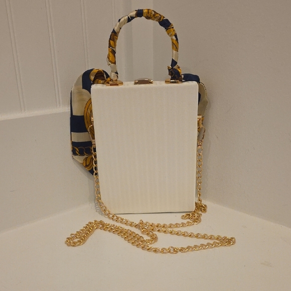 Chic White and Gold Handbag with Fashion Illustration - Picture 4 of 6